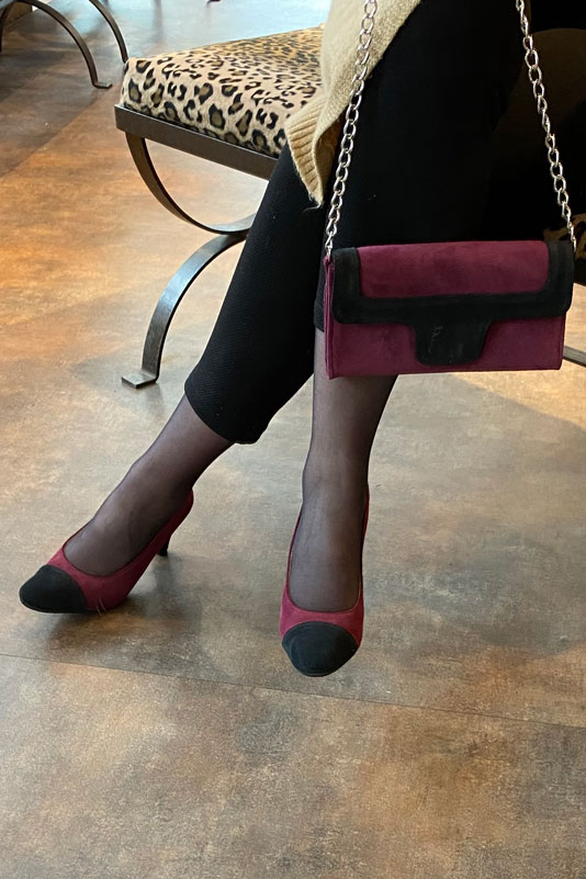 Matt black and mulberry purple women's dress pumps, with a round neckline. Round toe. High kitten heels. Worn view - Florence KOOIJMAN